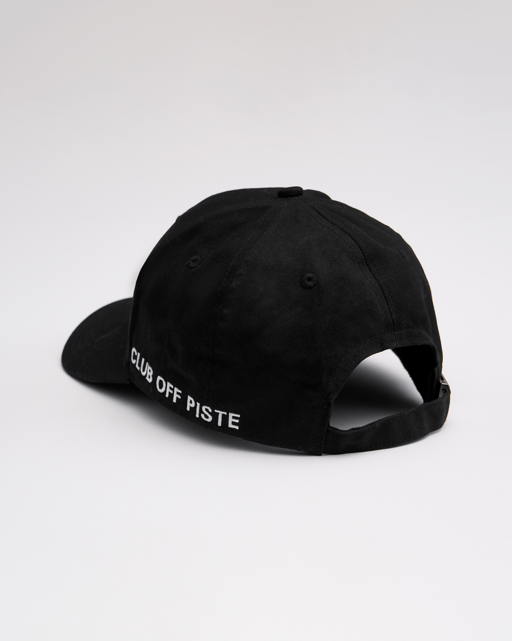 Black cap with 'CLUB OFF PISTE' text on a white background